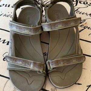 Teva Tanza Little Kids Sandals Size 4 EUC